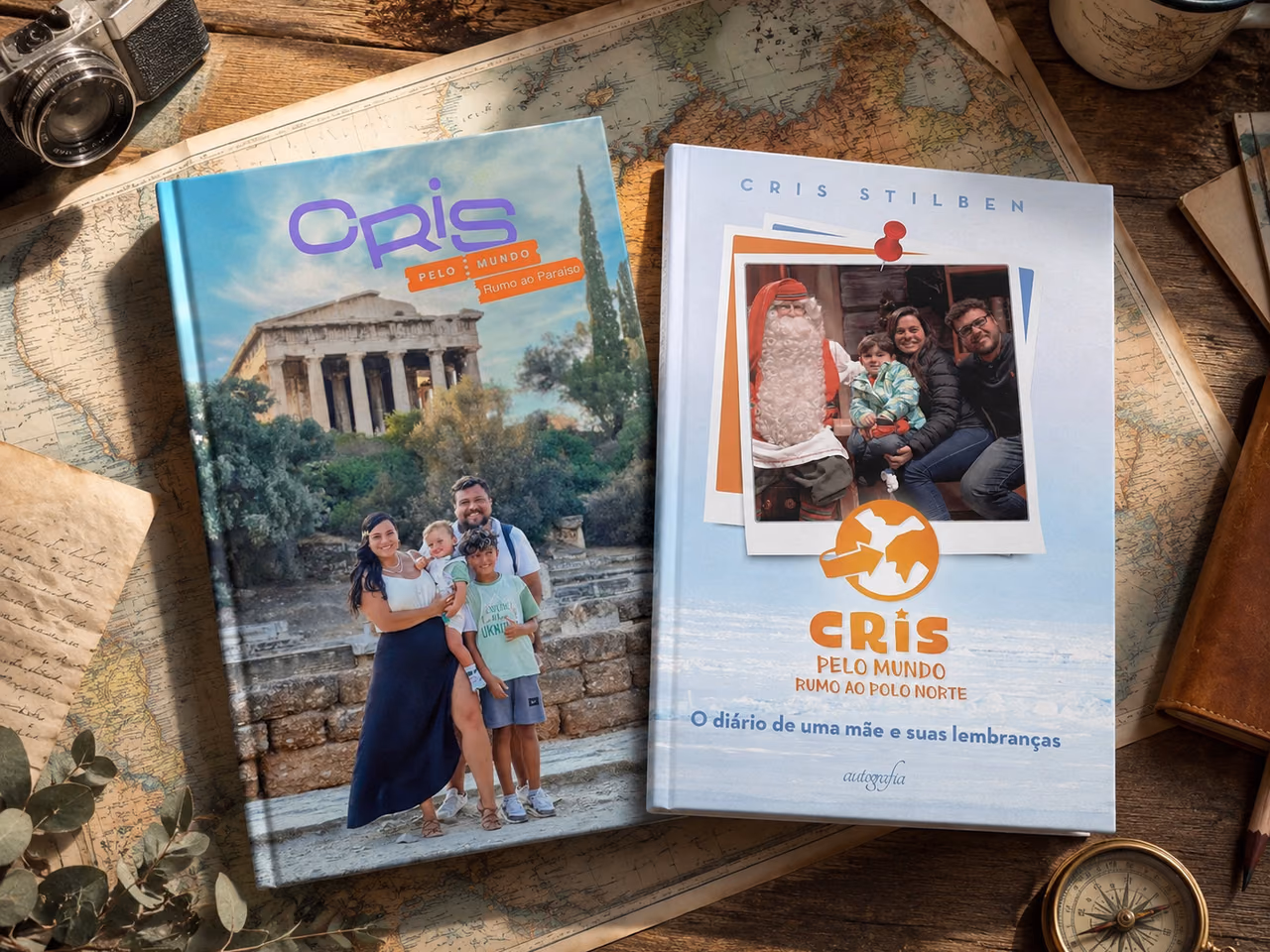 Dois livros Cris Pelo Mundo sobre um mapa, com objetos de viagem ao redor.